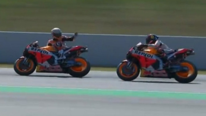 Marquez marahi Lorenzo saat latihan bebas di Catalunya.