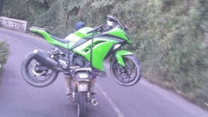 Jasa ojek angkut Ninja di Bromo, Jawa Timur.