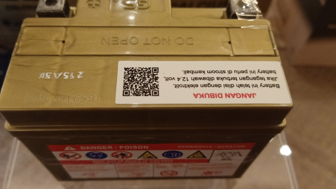 Aki motor dengan QR Code.