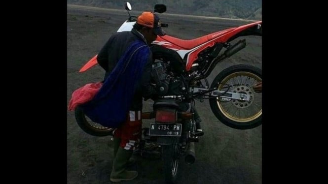 Honda CRF mogok di jalur Bromo.