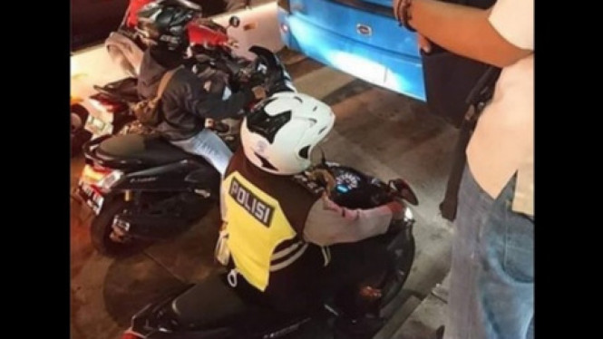 Polisi terobos jalur busway.