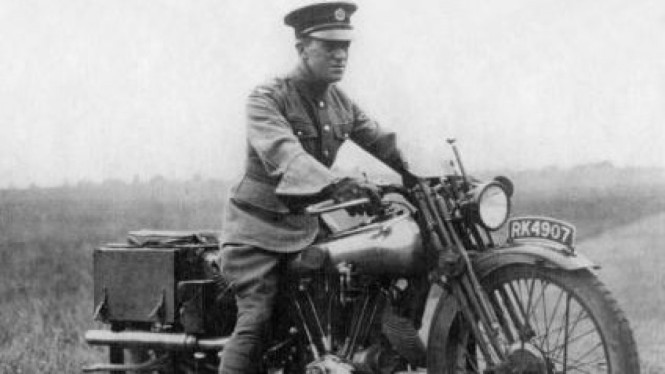 Sejarah awal ditemukannya helm motor.