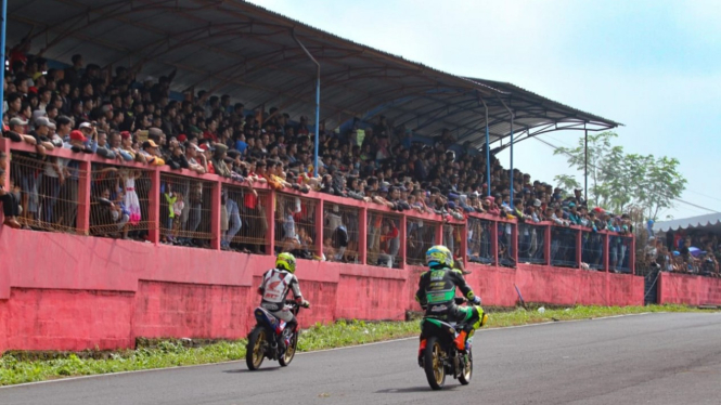 Penonton Oneprix di Sirkuit Bukit Peusar Tasikmalaya