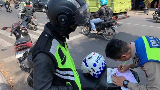 Pengendara ditilang polisi