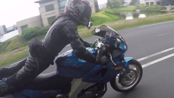 Aksi push up di atas motor.