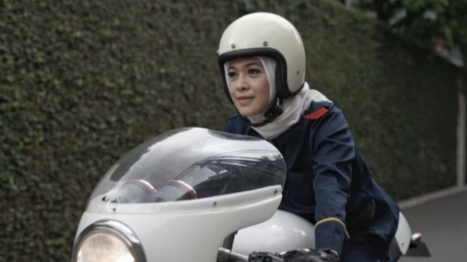 Hijab naik motor.