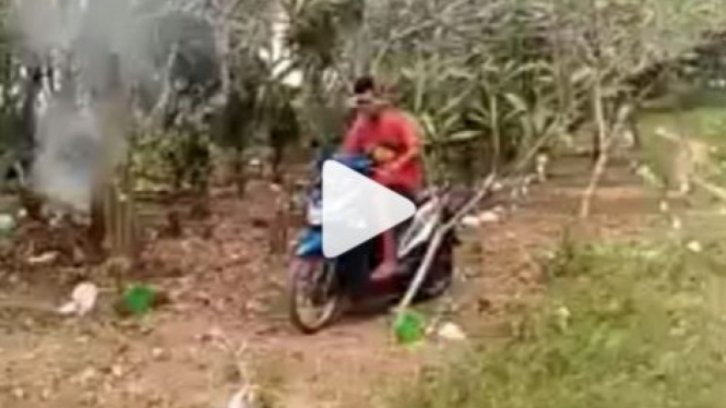 Remaja lindasi makam di Jawa Timur.