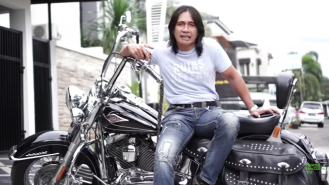 Agung Hercules saat bersama motor kesayangan.