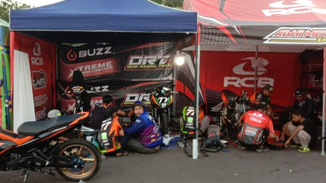 Kesibukan di paddock