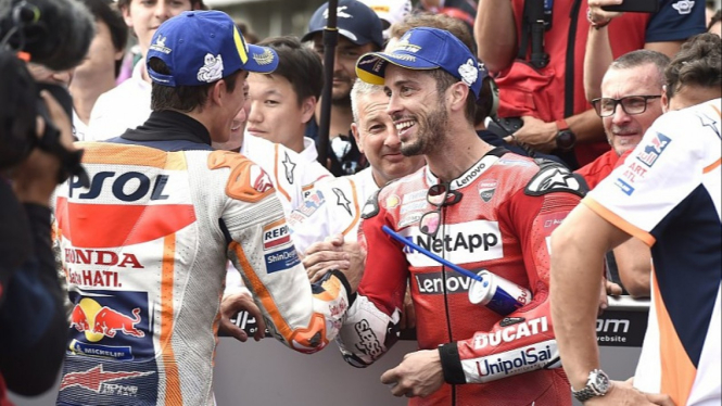 Andrea Dovizioso (kanan) dan Marc Marquez
