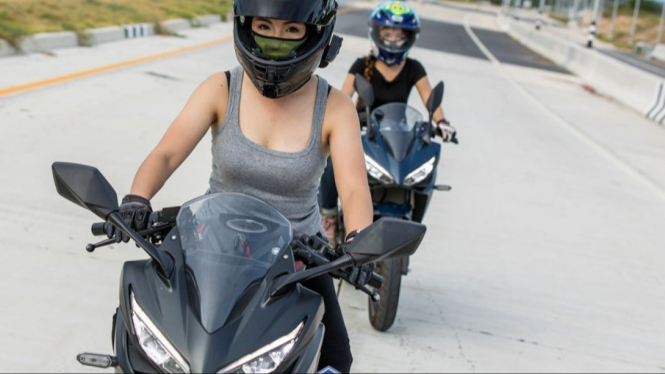 Aksi sembilan biker wanita bikin hot jalan raya.