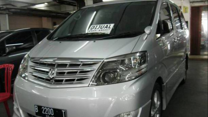 Alphard tahun lawas.