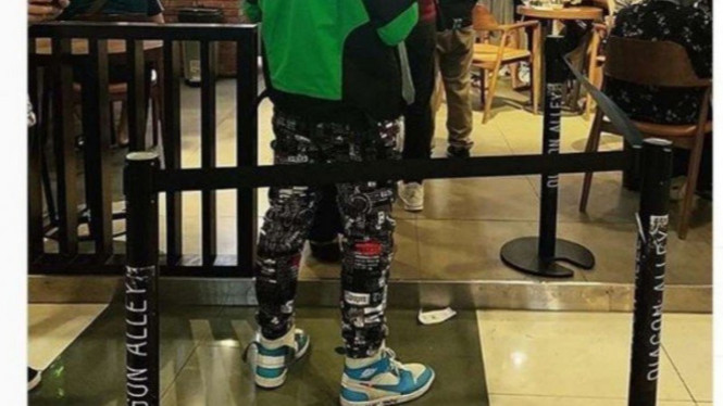 Driver Gojek pakai Nike Air Jordan.