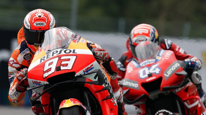 Marc Marquez dan Andrea Dovizioso (belakang) di MotoGP Austria