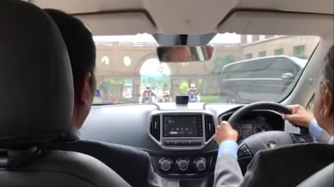 Jokowi di dalam kabin Proton Persona