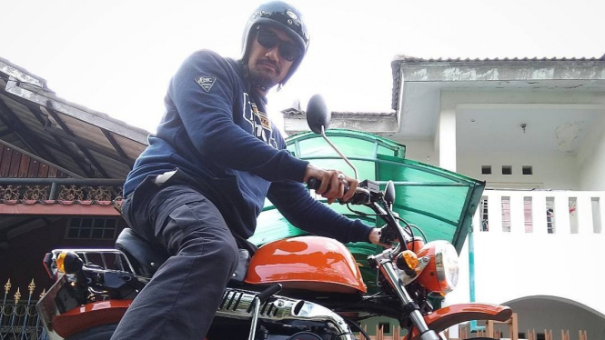 Tora Sudiro naik Honda Monkey