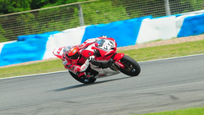 Pembalap AHRT bertarung di China.