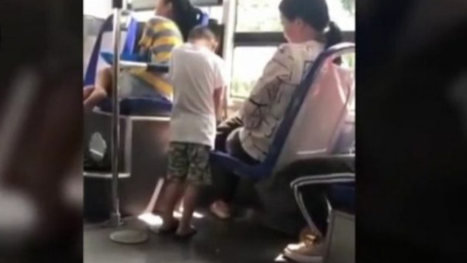 Bocah kencing di bus.