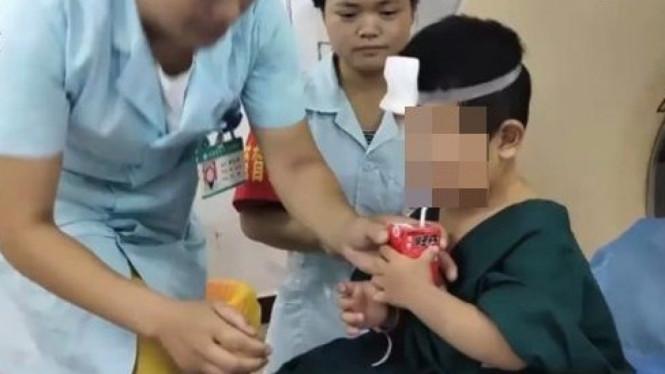 Bocah enam tahun yang alami kecelakaan bersama orangtua.
