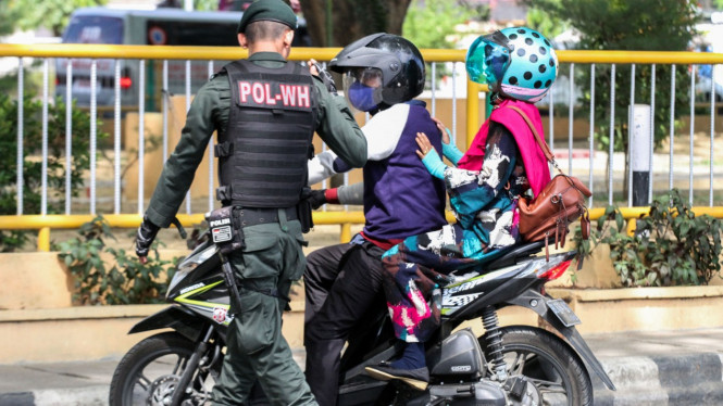 Polisi Wilayatul Hisbah razia wanita yang duduk ngangkang.