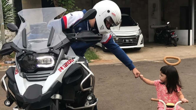 Gading Marteen naik BMW R 1200 GS