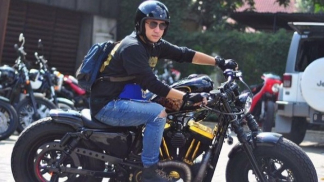 Gading Marteen naik Harley