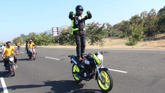 Naik motor di atas jok