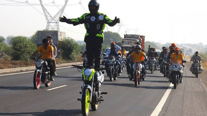 Naik motor di atas jok