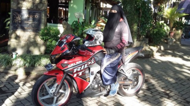 Linda, Lady Biker CBR250RR bercadar asal Yogya.