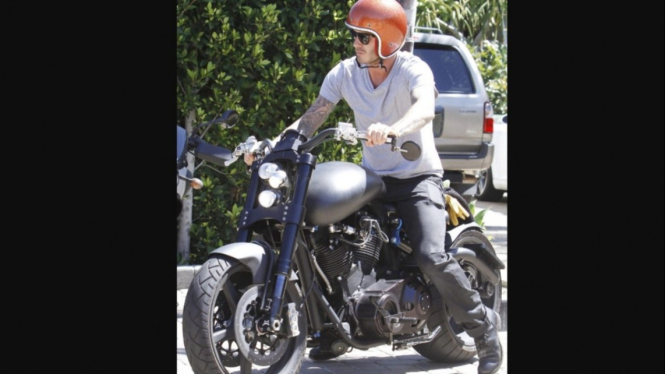 Beckham naik moge.