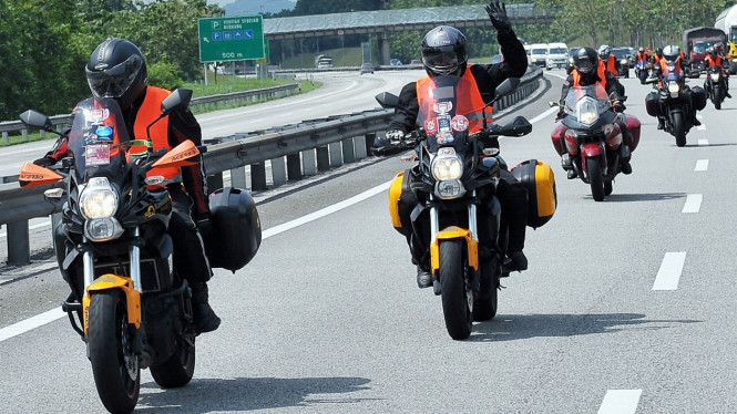 Naik motor di Malaysia.