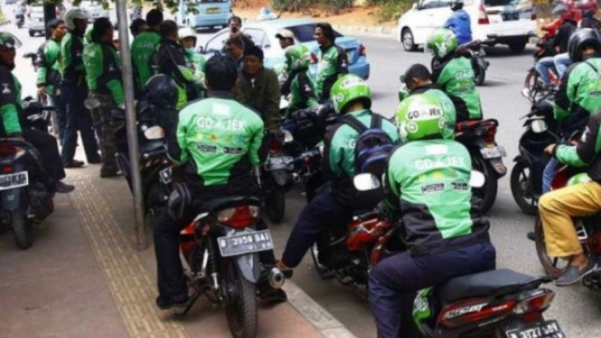 Ojek Online di Tepi Jalan