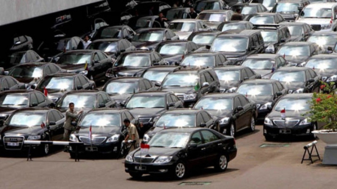Mobil dinas menteri.