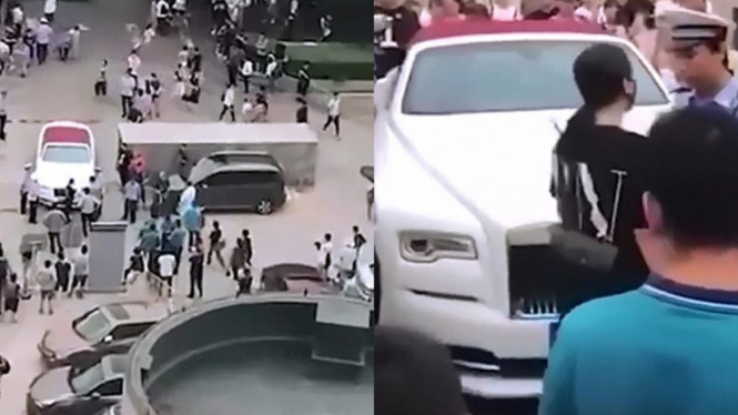 Perempuan berdebat dengan polisi.