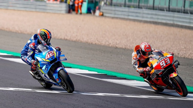 Alex Rins vs Marc Marquez (kanan) di MotoGP Inggris