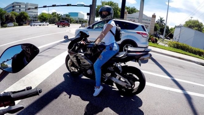 Ilustrasi Naik Motor Jinjit