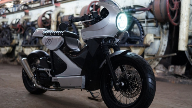 Honda PCX disulap bergaya cafe racer.