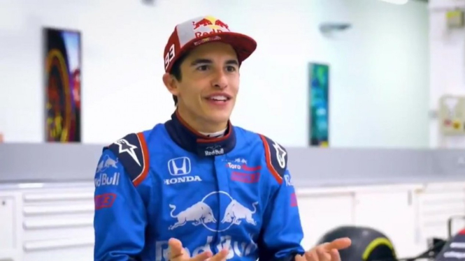 Marc Marquez Pakai Kostum F-1
