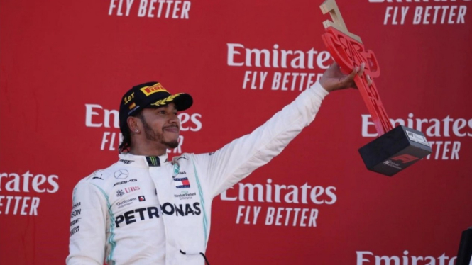 Lewis Hamilton Angkat Piala