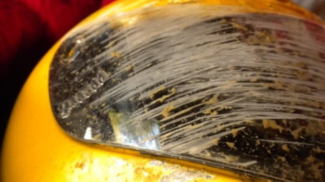 Ilustrasi kacam helm baret.