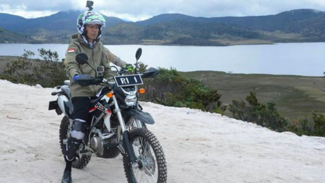 Jokowi Naik Motor di Trans Papua