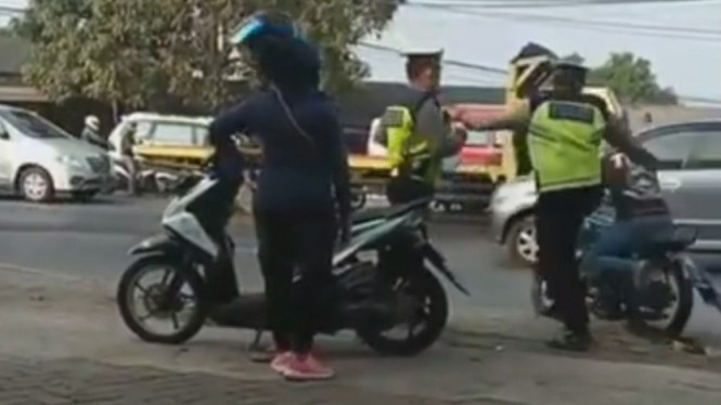 polisi tendang pemotor