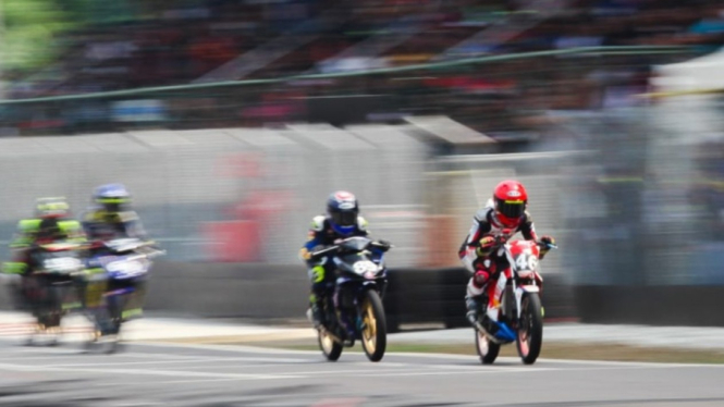 Pembalap Astra Motor Racing Team, Herjun AF di posisi depan