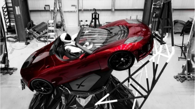 Tesla Roadster di stasiun SpaceX