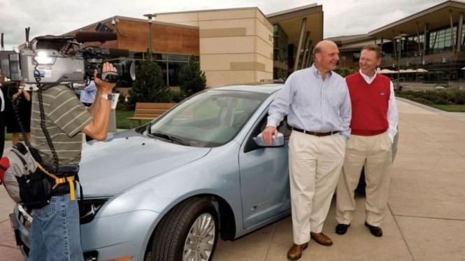 Steve Ballmer dengan mobil Ford Fusion Hybrid