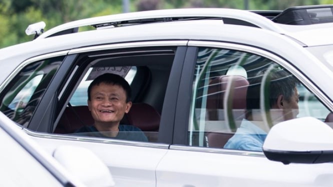 Jack Ma Naik Mobil Roewe RX5