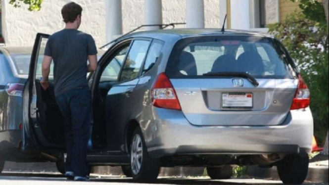 Marc Zuckerberg dengan Mobil Honda Jazz