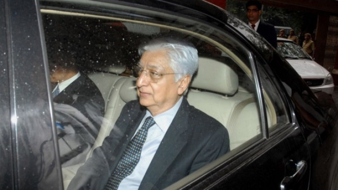 Azim Premji naik Toyota Corolla