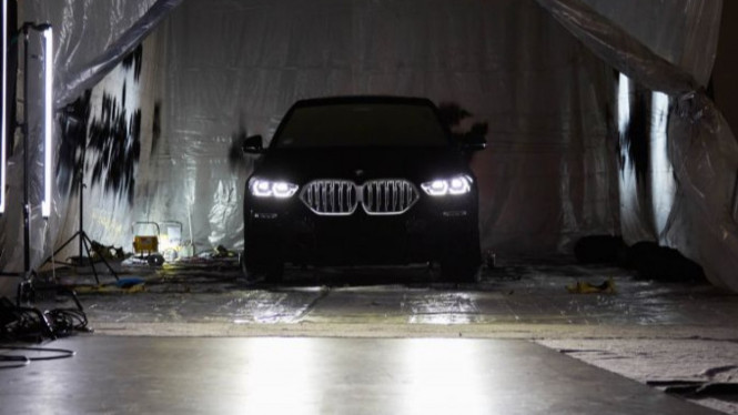 Melihat mobil paling hitam di dunia.