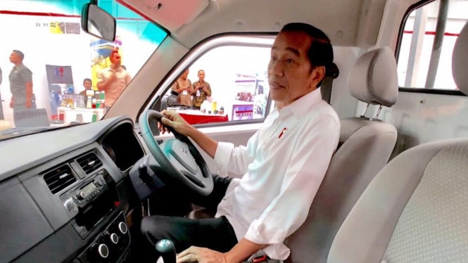 Ekspresi Jokowi coba Esemka